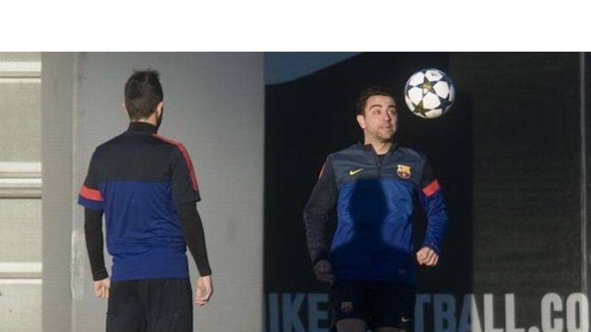 Xavi juega con el balón en el entrenamiento del Barça del lunes en Sant Joan Despí.
