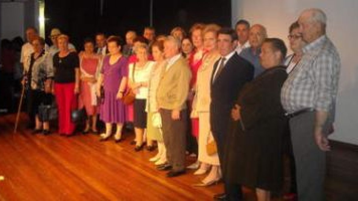 Las doce parejas participantes en el homenaje posaron en la tradicional foto de familia.