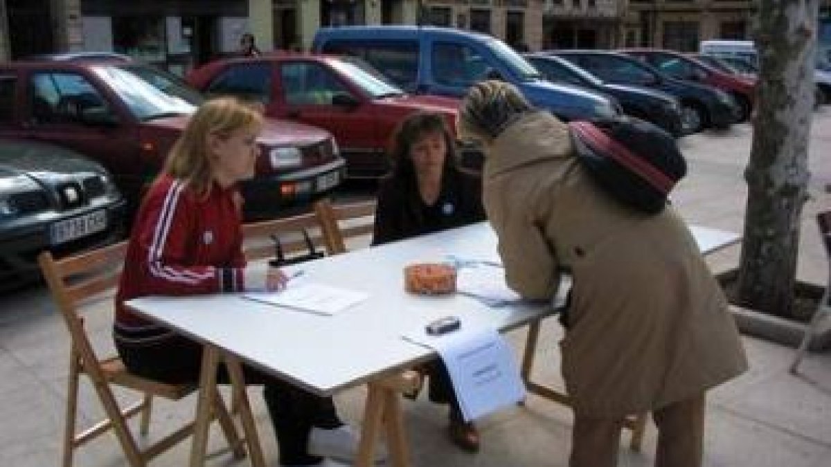 Alefas sacará hoy a las calles de León tres mesas informativas sobre la fibromialgia