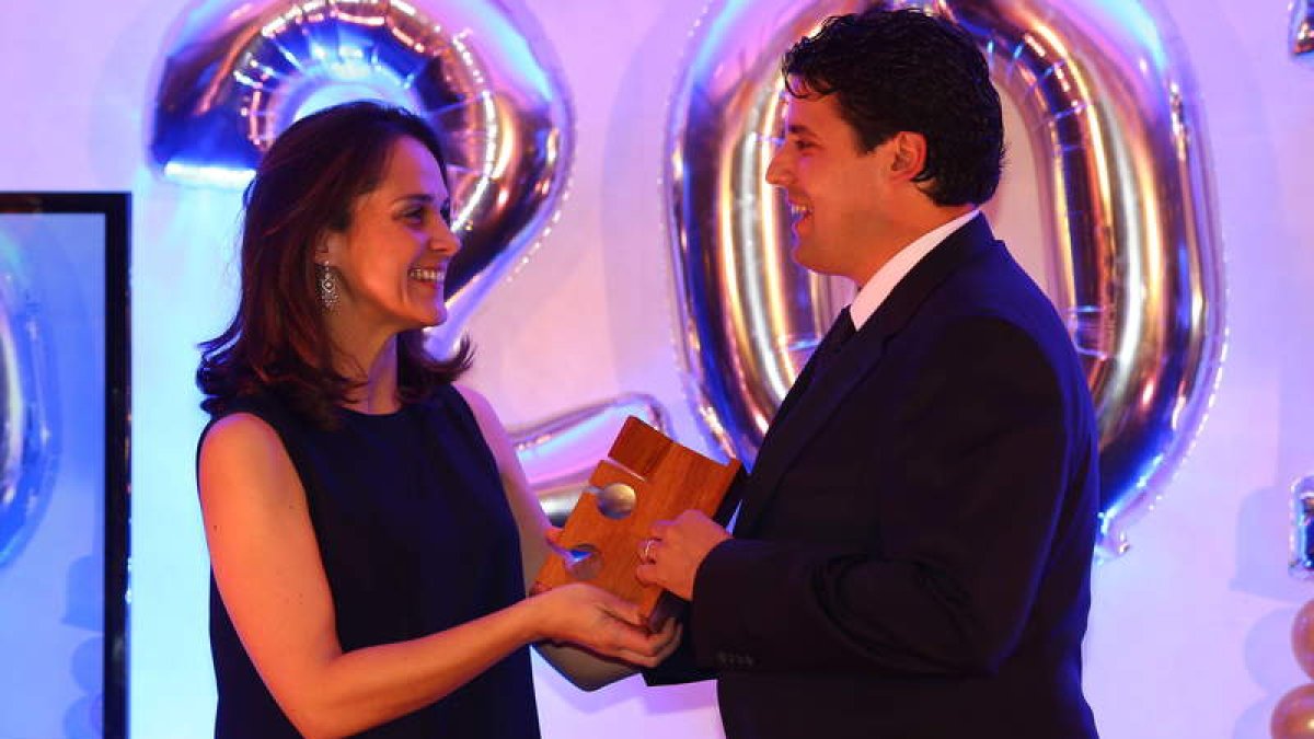 Adriana Ulibarri, consejera delegada de Edigrup, entregó el premio Valores 2013 a Juan Ortiz, consejero delegado de Lesa.