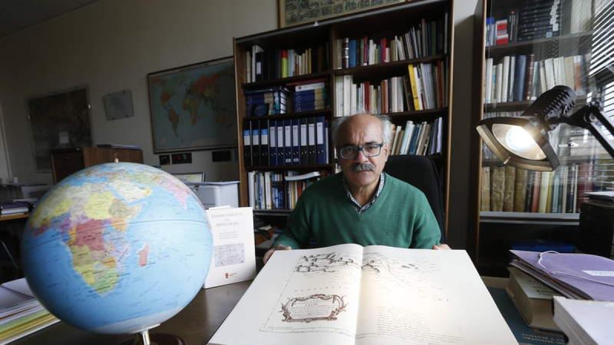 En profesor leonés Antonio Reguera, en su despacho de la Universidad.