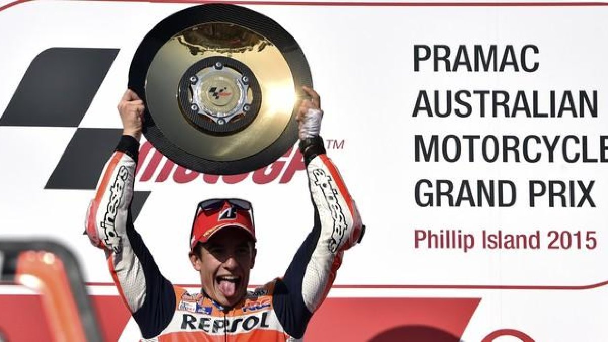 Márquez celebra en el podio de Phillip Island su victoria en el Gran Premio de Australia de MotoGP.