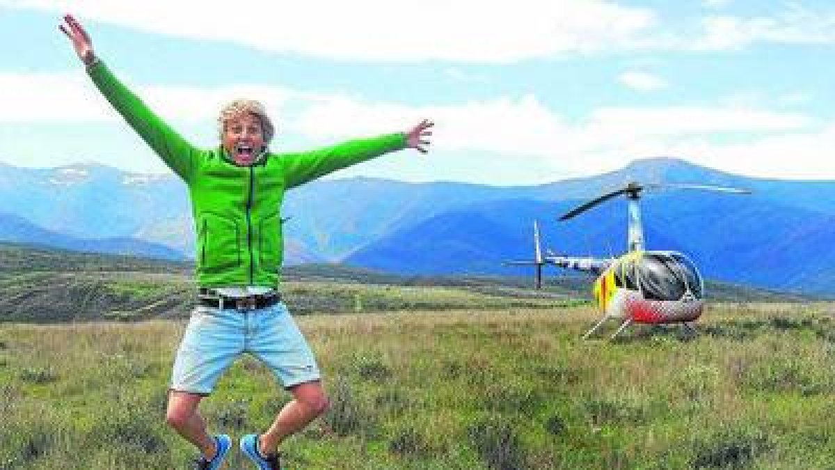 Jesús Calleja con el helicóptero al fondo