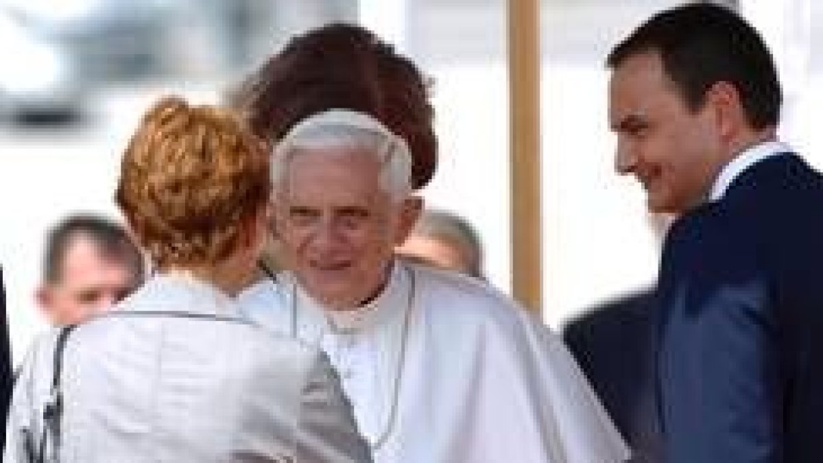 Sonsoles Espinosa, esposa de Zapatero, saluda al Papa