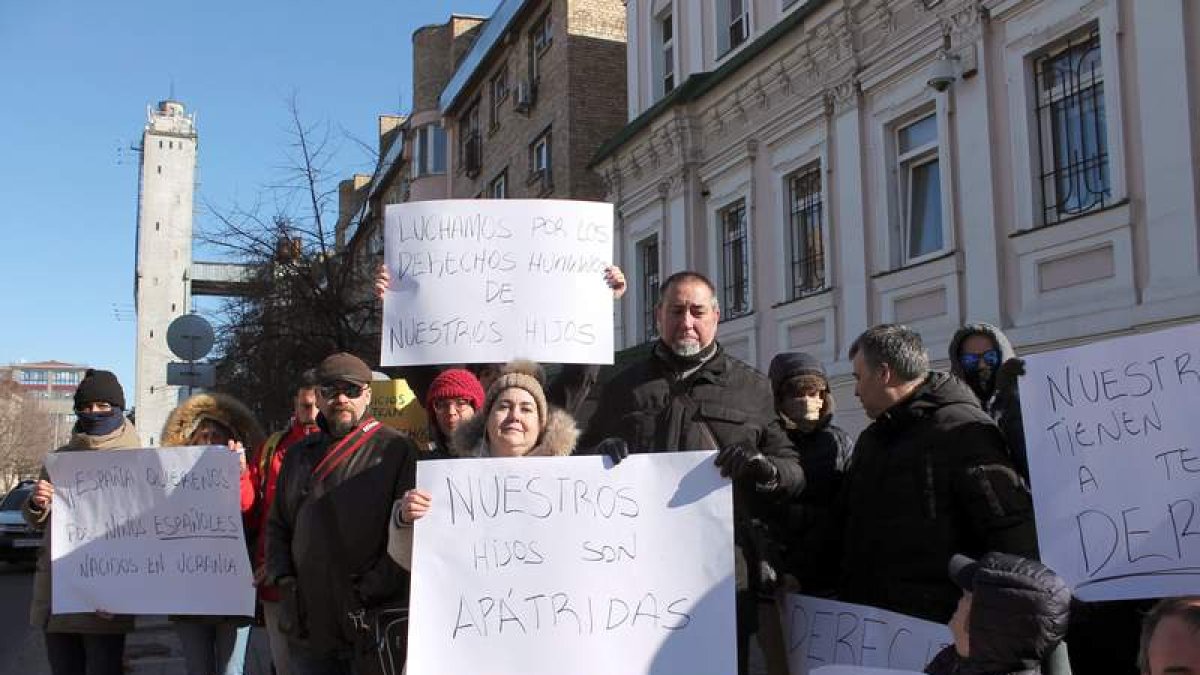 Manifestación de parejas españolas ante la embajada de Kiev.  NADJEJDA VICENTE