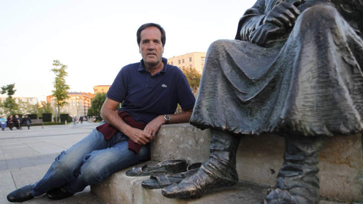 Agustín Molleda, junto a la estatua del peregrino en la plaza de San Marcos.
