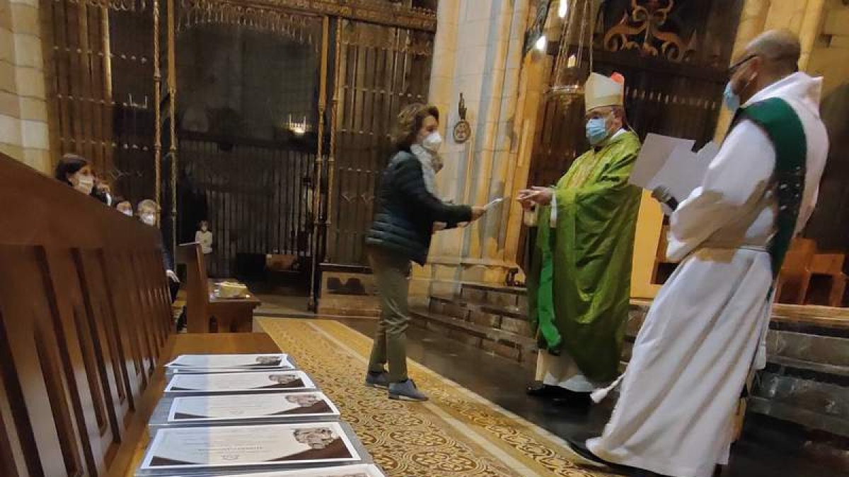 Un momento de la entrega de la missio en la Catedral. DL