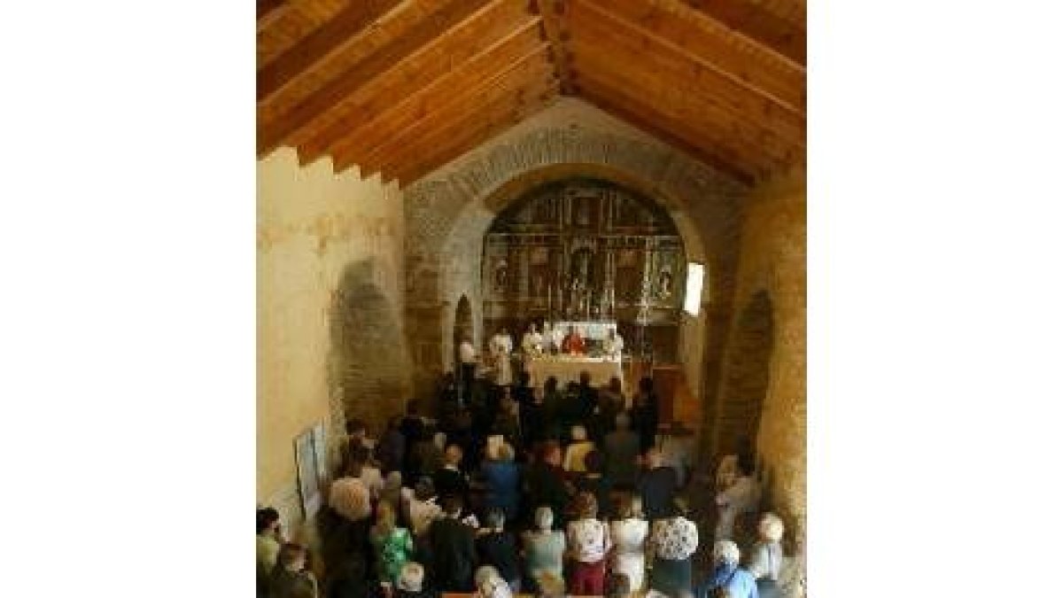 Imagen de la rehabilitada iglesia de La Faba, llena en su estreno