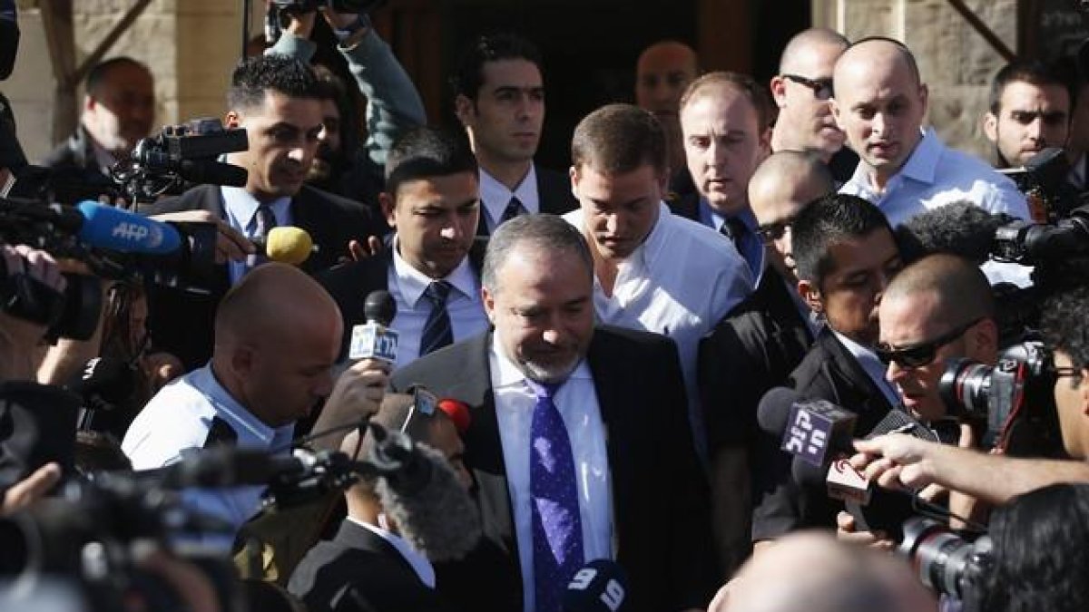 Avigdor Lieberman, rodeado de periodistas en Jersusalén.