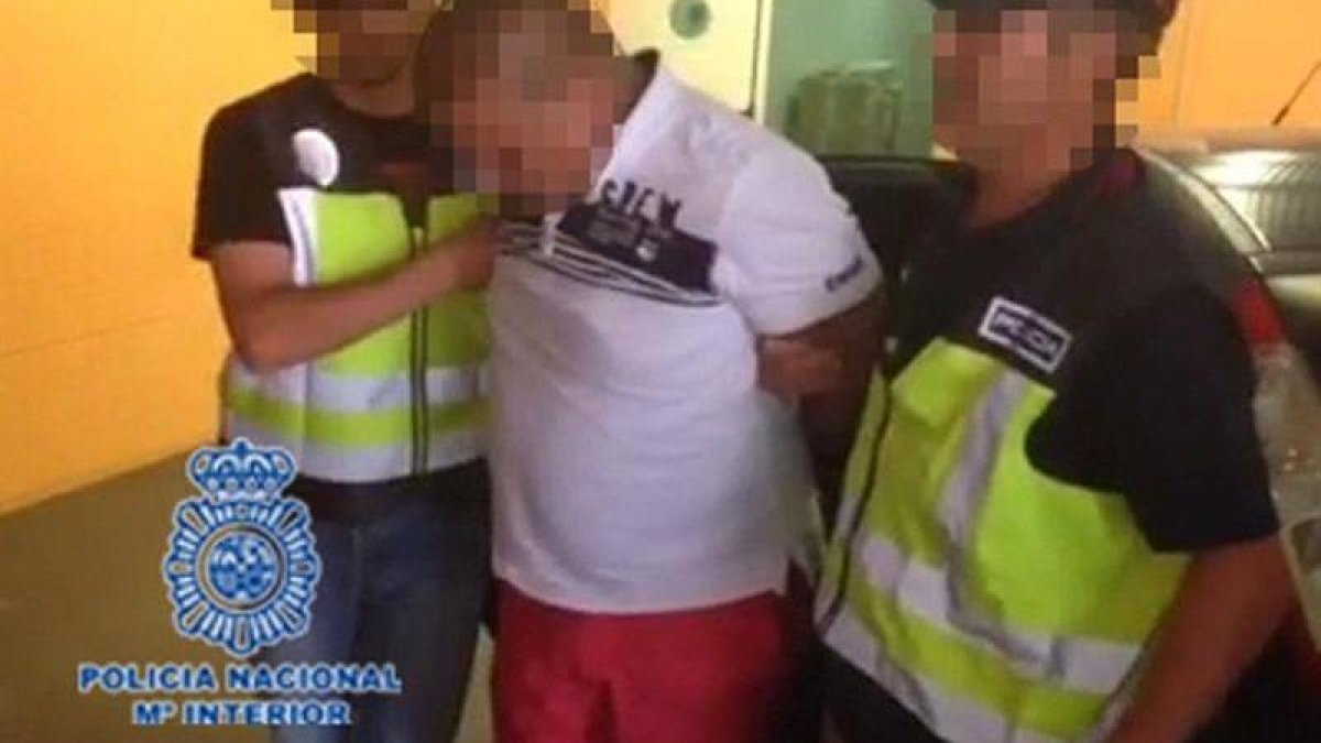 Fotografía facilitada por la Policía Nacional de la detención en Alicante del líder militar de la Oficina de Envigado colombiana.