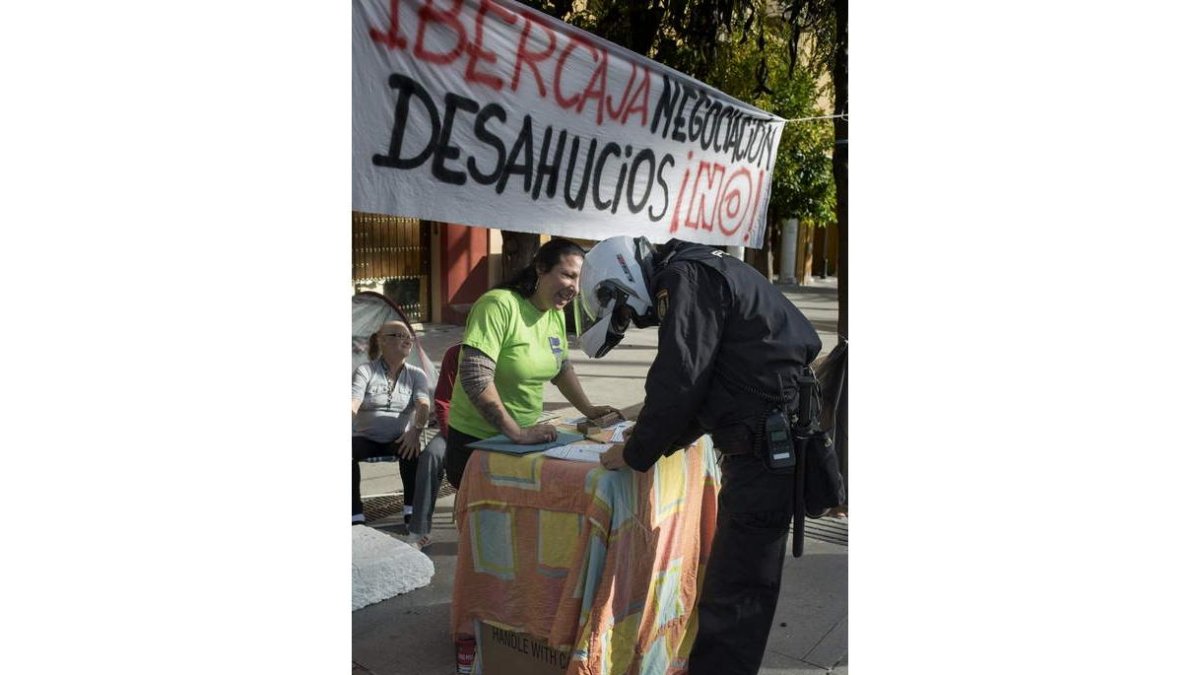 Un policía firma en Sevilla para que Ibercaja no desahucie.