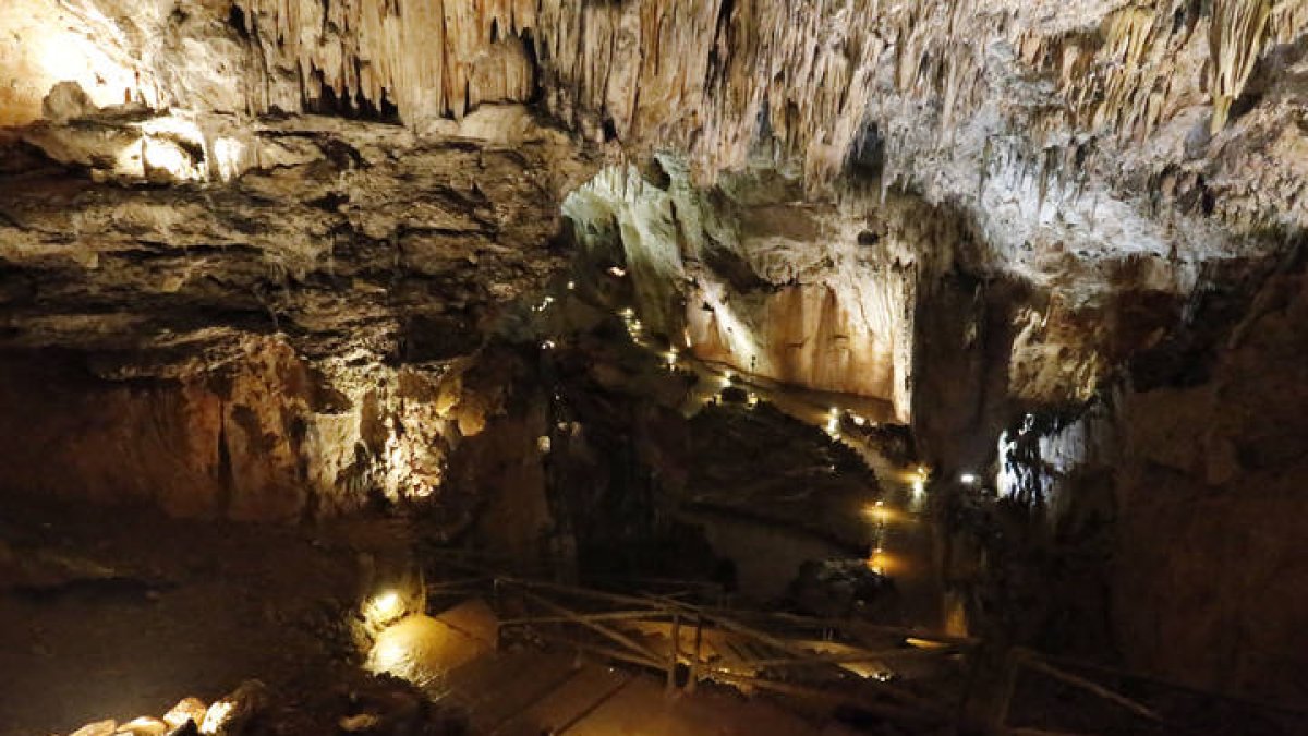 Un rincón interior de la Cueva de Valporquero. RAMIRO