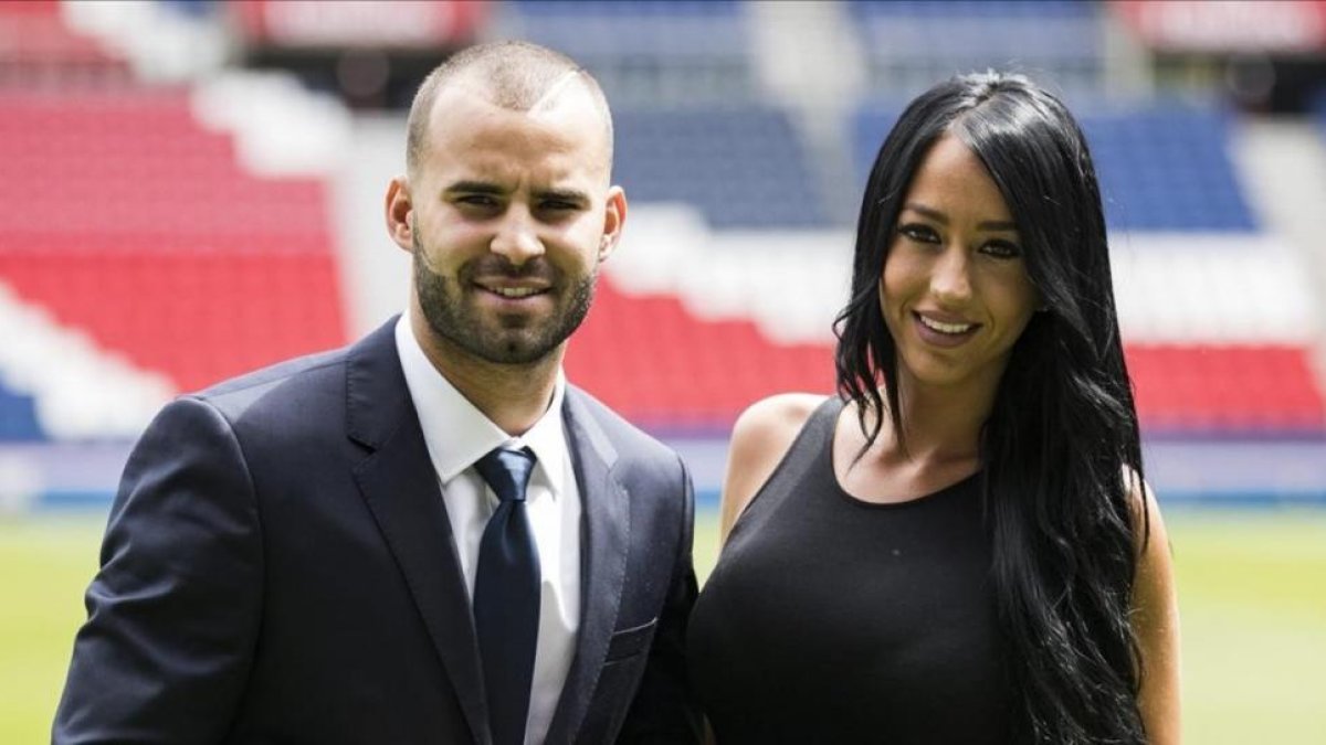 Jesé Rodríguez, junto a su novia, Aurah Ruiz, tras la presentación en el PSG.