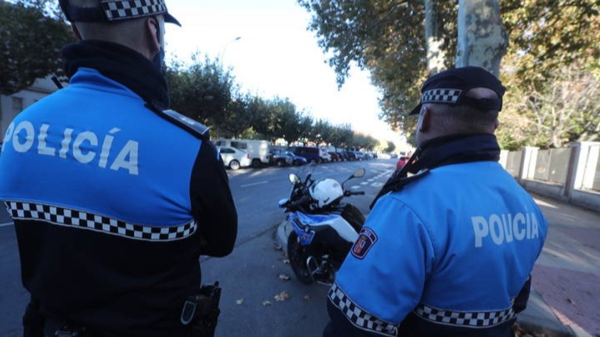 Dos agentes de la Policía Local de León. DL