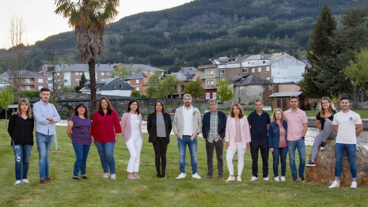 Candidatos de la lista del PSOE para Vega en la playa fluvial. DL