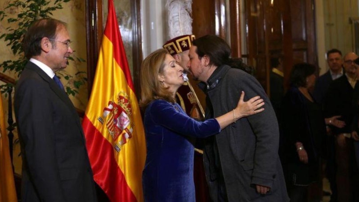 Pablo Iglesias besa a la presidenta del Congreso, Ana Pastor, el día de la Constitución.