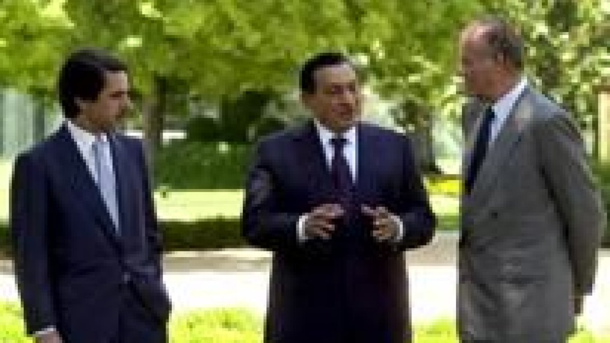 José María Aznar, el Rey don Juan Carlos y Hosni Mubarak mantuvieron una reunión en la Zarzuela