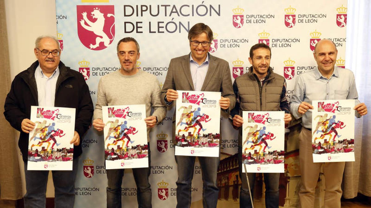 Emilio Orejas con varios de los representantes de las carreras que conforman la Copa. FERNANDO OTERO