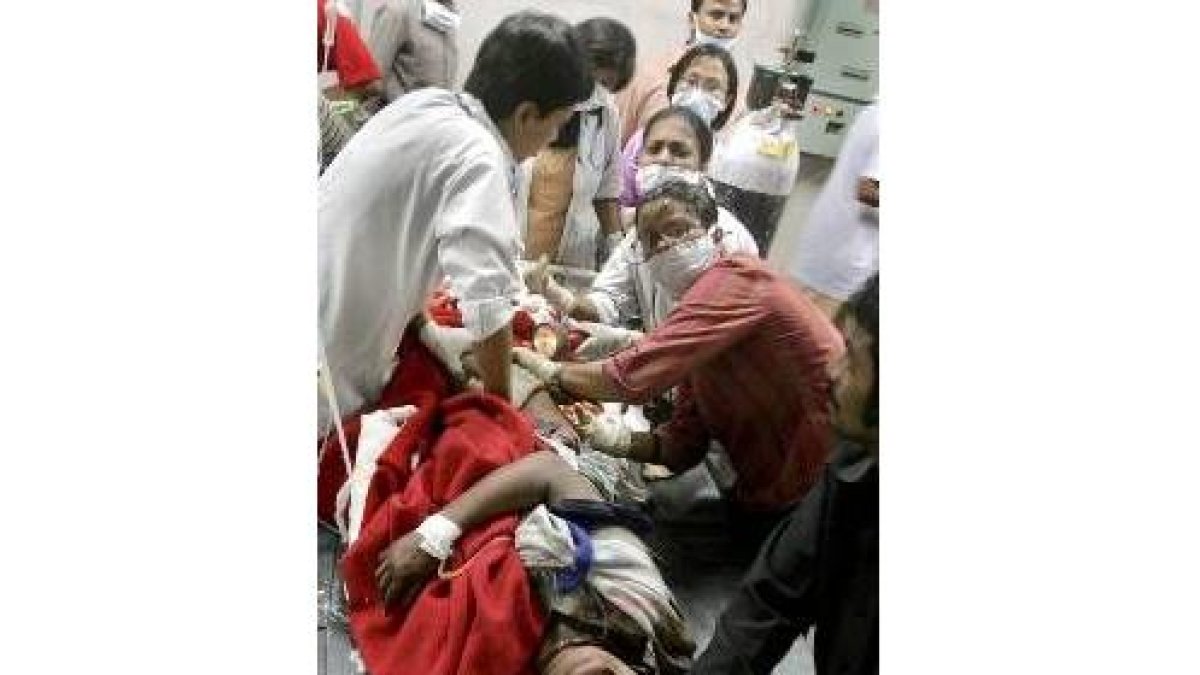 Una mujer es atendida tras los atentados, en un hospital de Nueva Delhi