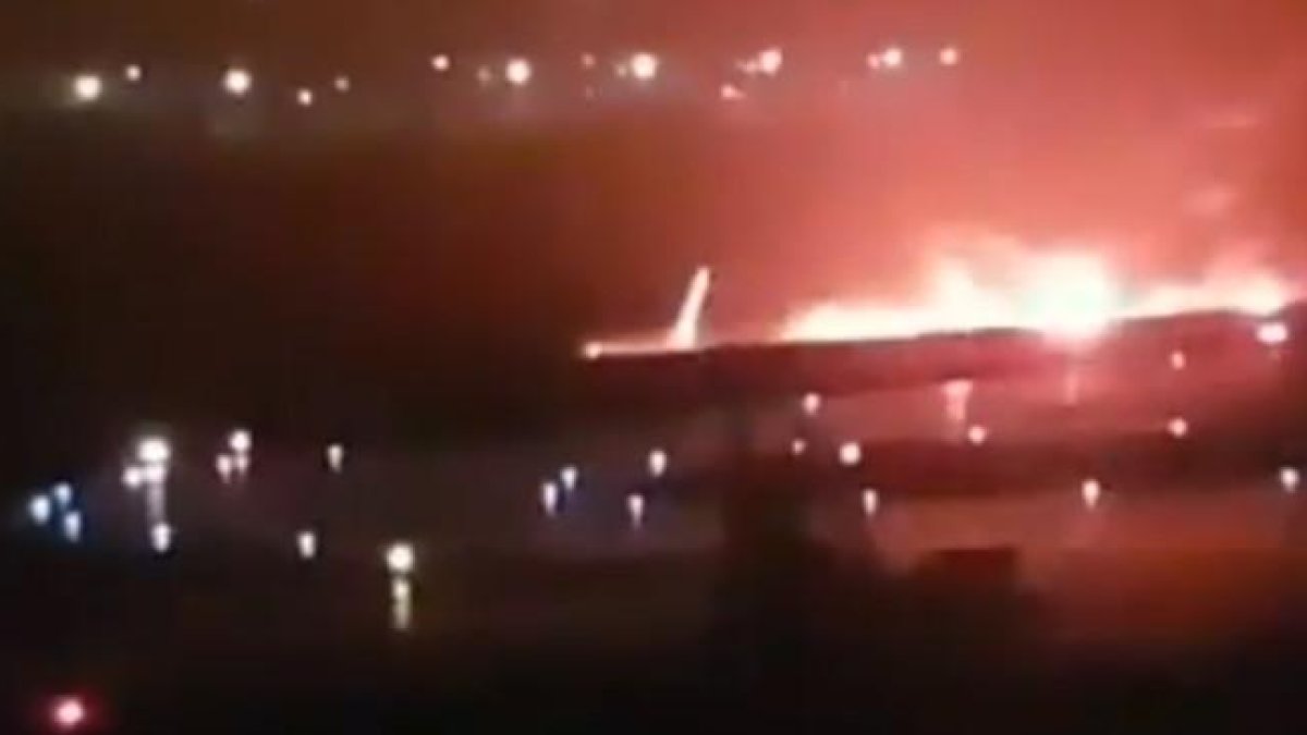 mágenes del avión incendiado tras salirse de la pista en el aeropuerto de Sochi.
