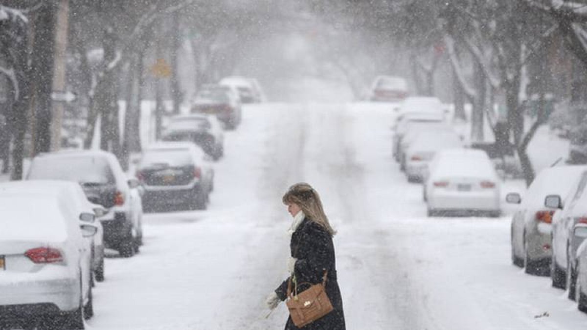 Una mujer en una calle de Albany, este jueves.