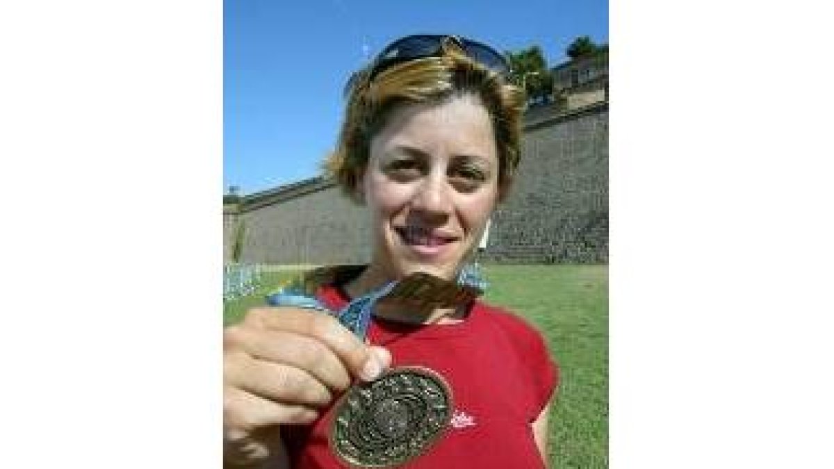 Eva María Sahagún muestra orgullosa su medalla de oro