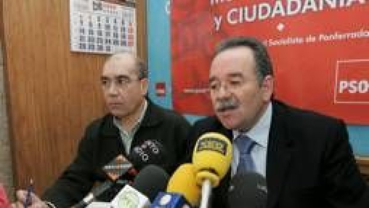 Zapico y el portavoz municipal socialista, Ricardo González Saavedra