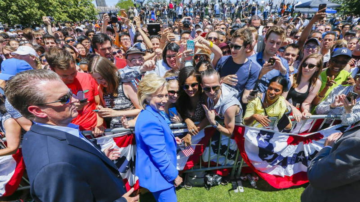 Hillary Clinton rodeada de sus simpatizantes.