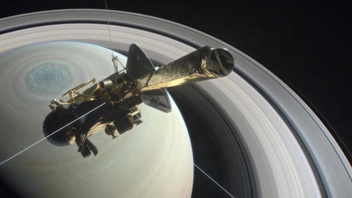 Representacion artística de la nave Cassini durante una de sus ultimas órbitas alrededor de Saturno.