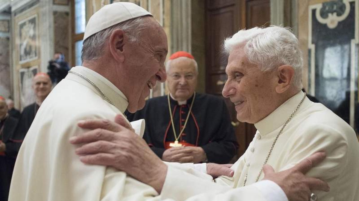 Frascisco y el papa emérito Benedicto XVI se abrazan en la sala Clementina del Palacio Apostólico.  L’OSSERVATORE ROMANO