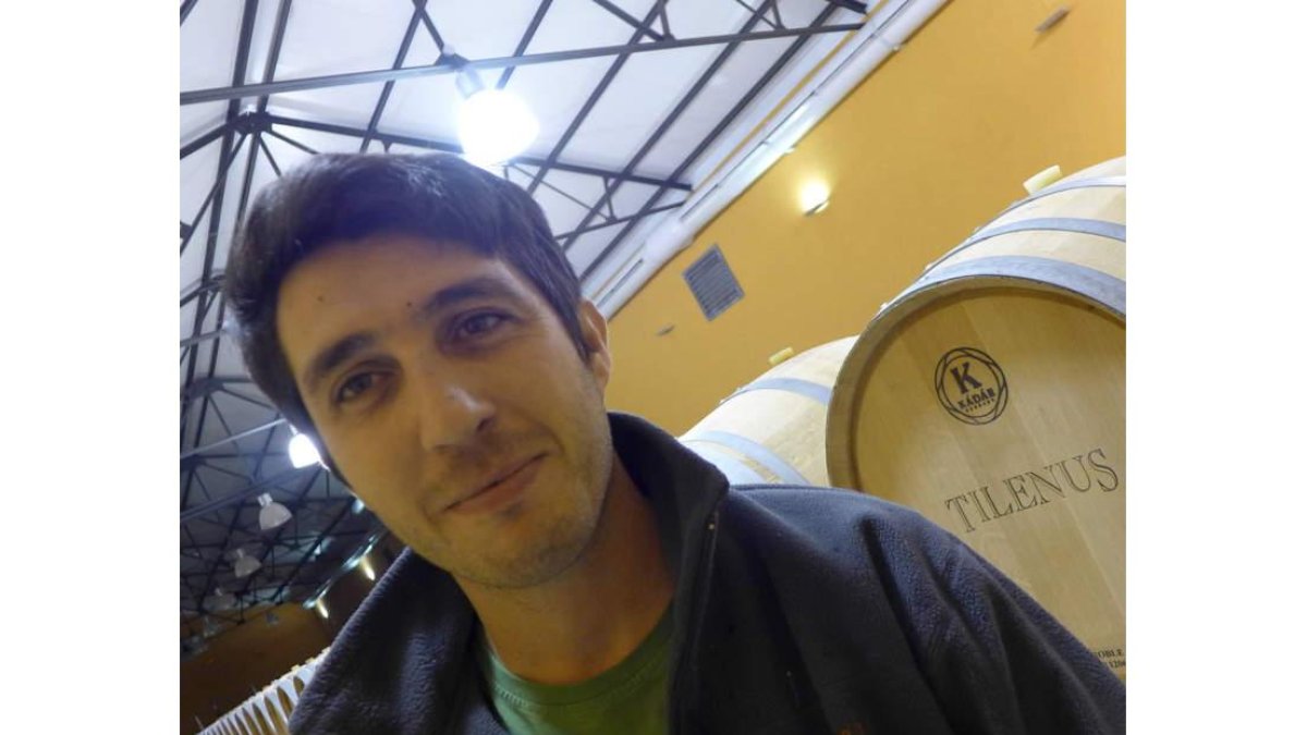 Carlos García Basante, enla soberbiacava de labodega quese ubicaen Dehesas.