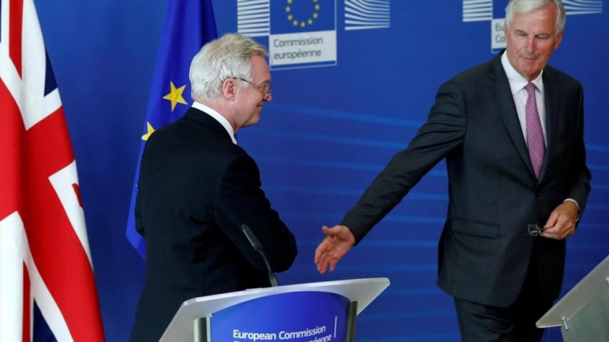 Michel Barnier (a la derecha) y David Davies, tras sus declaraciones en Bruselas, este lunes 28 de agosto