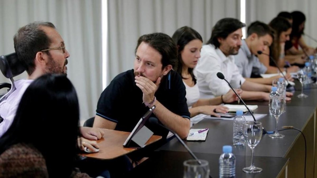 Pablo Iglesias charla con el secretario de Organización, Pablo Echenique, en la reunión del CCE, en Madrid