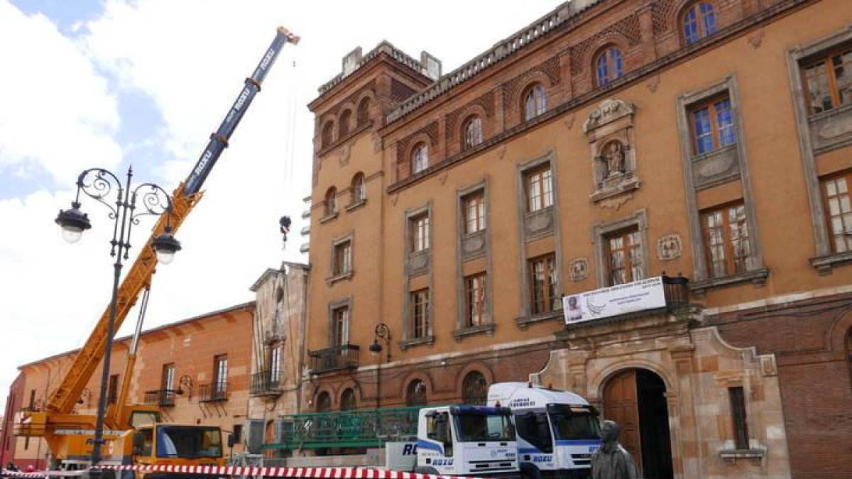 Trabajos para la instalación de la grúa que servirá para levantar el Museo de Semana Santa.