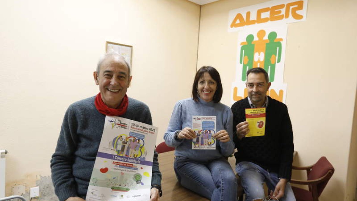 Juan Antonio Iglesias, María Jesús Ferreras y Vicente Velasco, ayer en la sede de Alcer en León. MARCIANO PÉREZ