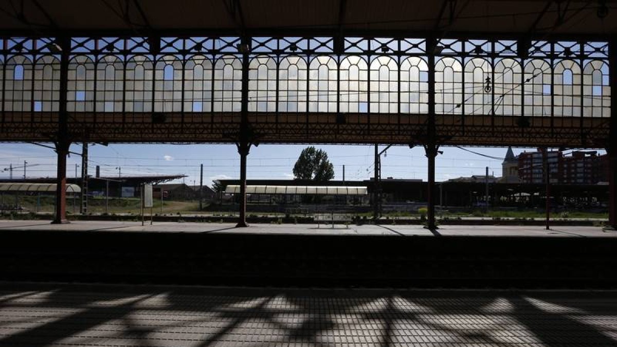 La marquesina de la vieja estación de tren de León, hoy en desuso