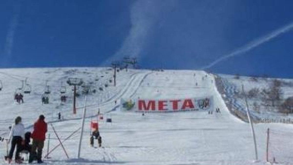 Uno de los participantes en el campeonato de esquí cruza la meta en la estación de Leitariegos