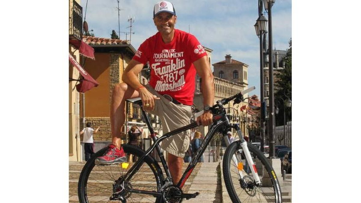 Rafa Lomana, vestido al más puro estilo ‘college’, posa en las escaleras que dan acceso a la plaza de San Isidoro.