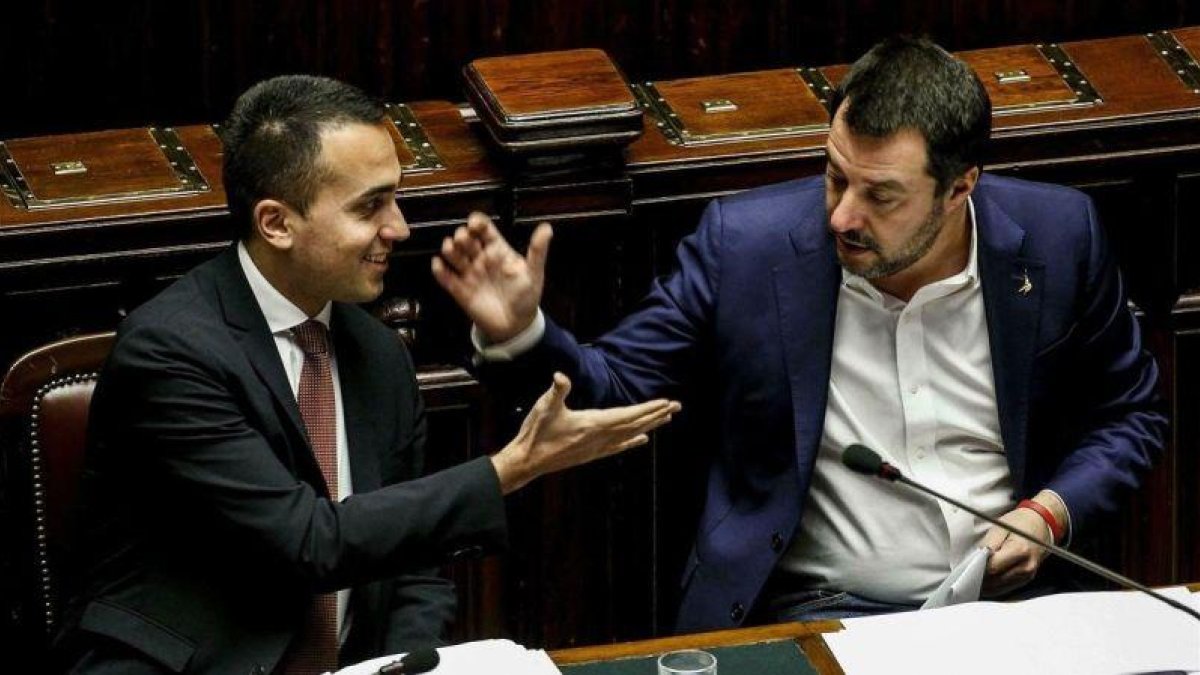 Salvini (derecha) y Di Maio se saludan el pasado 13 de febrero en una sesión del Parlamento en Roma.