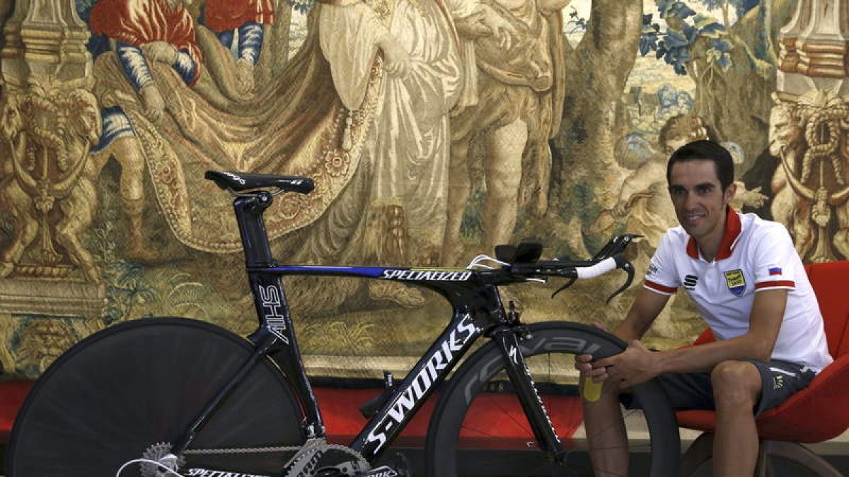 Contador posa para los medios en un hotel de Zaragoza.