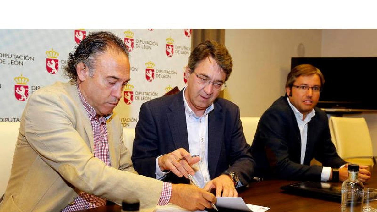 Felipe Llamazares, Juan Martínez Majo y Emilio Orejas en la firma del convenio de la Diputación con la Cultural. MARCIANO PÉREZ
