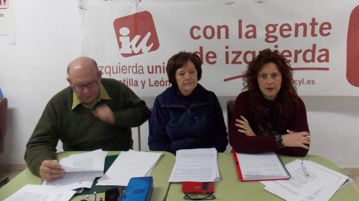 José Antonio Diago y Eloína Terrón en la sede de la Agrupación Local de IU en La Robla     PLANILLO