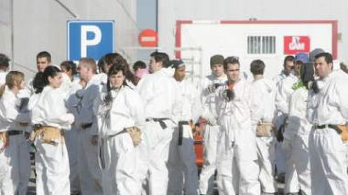 Operarios de LM durante una concentración en la planta.