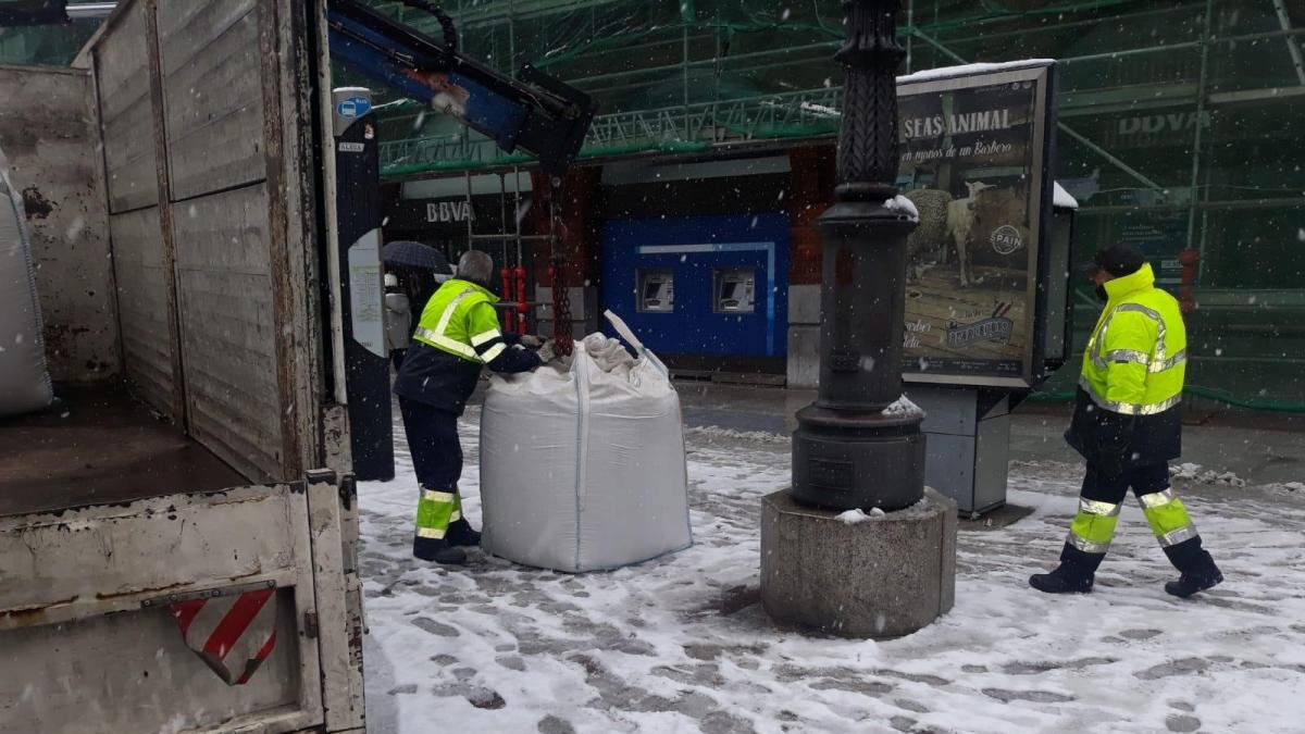 Los operarios municipales han repartido hasta el momento 36 toneladas de sal