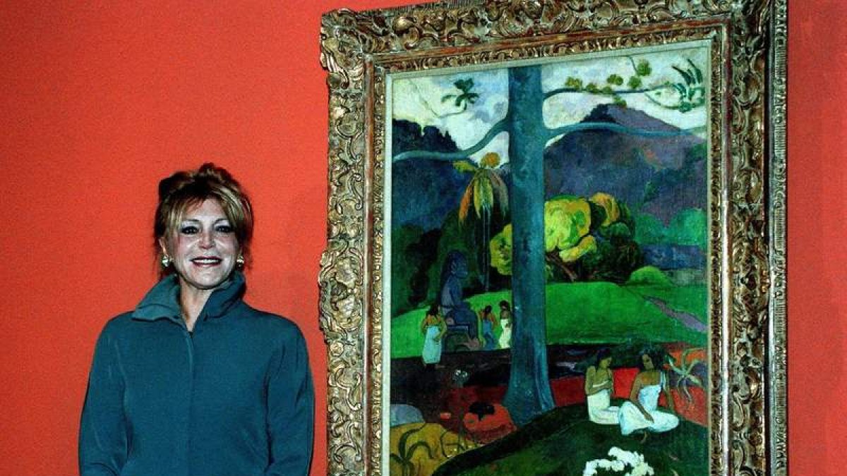 Carmen Cervera, junto al Mata Mua, en 1999. JULIÁN MARTÍN
