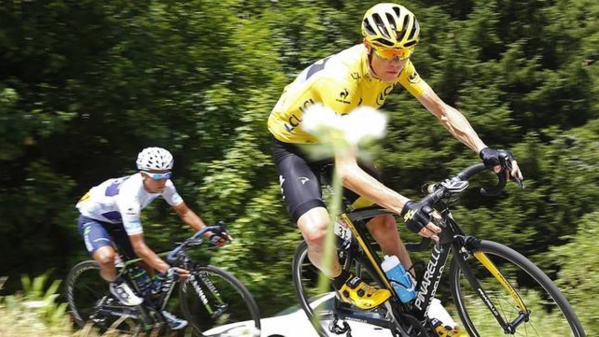 El líder de la clasificación general, Chris Froome, en la 18ª etapa en los Alpes seguido por el colombiano Nairo Quintana