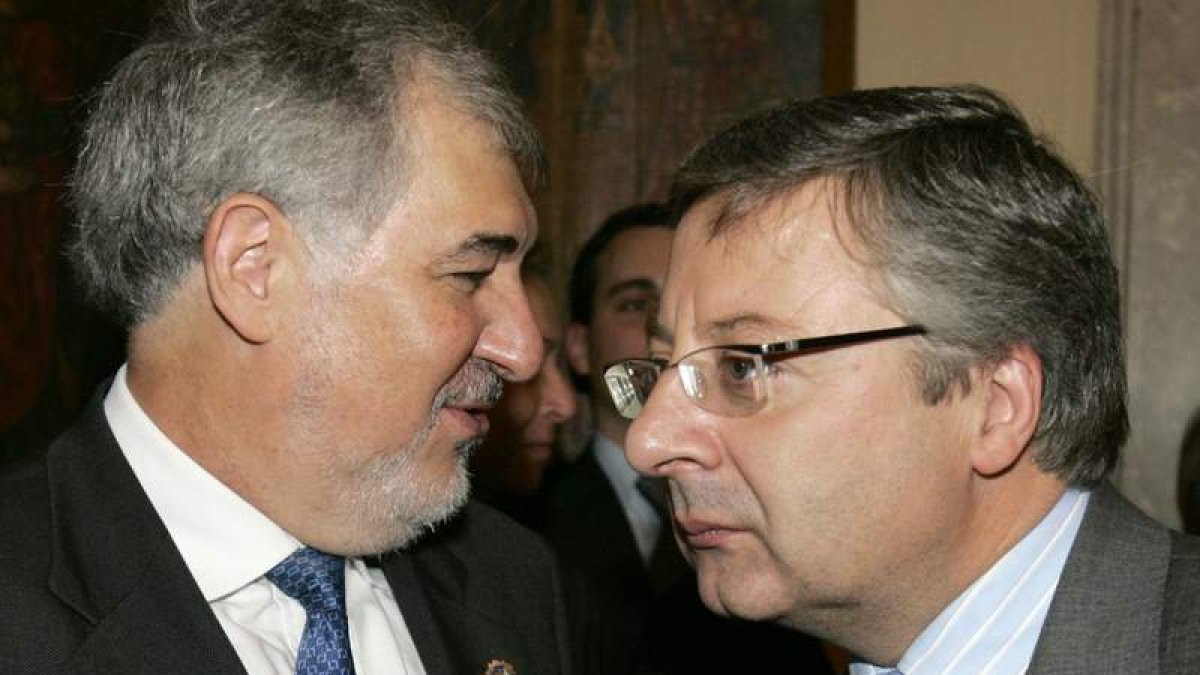 Fotografía de archivo de febrero del 2007 del fiscal general y el ministro de Fomento.