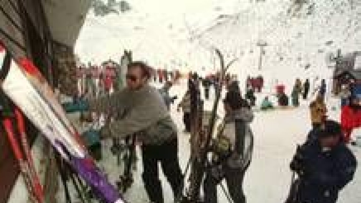 Esquiadores en la estación invernal de San Isidro en un día concurrido del pasado invierno