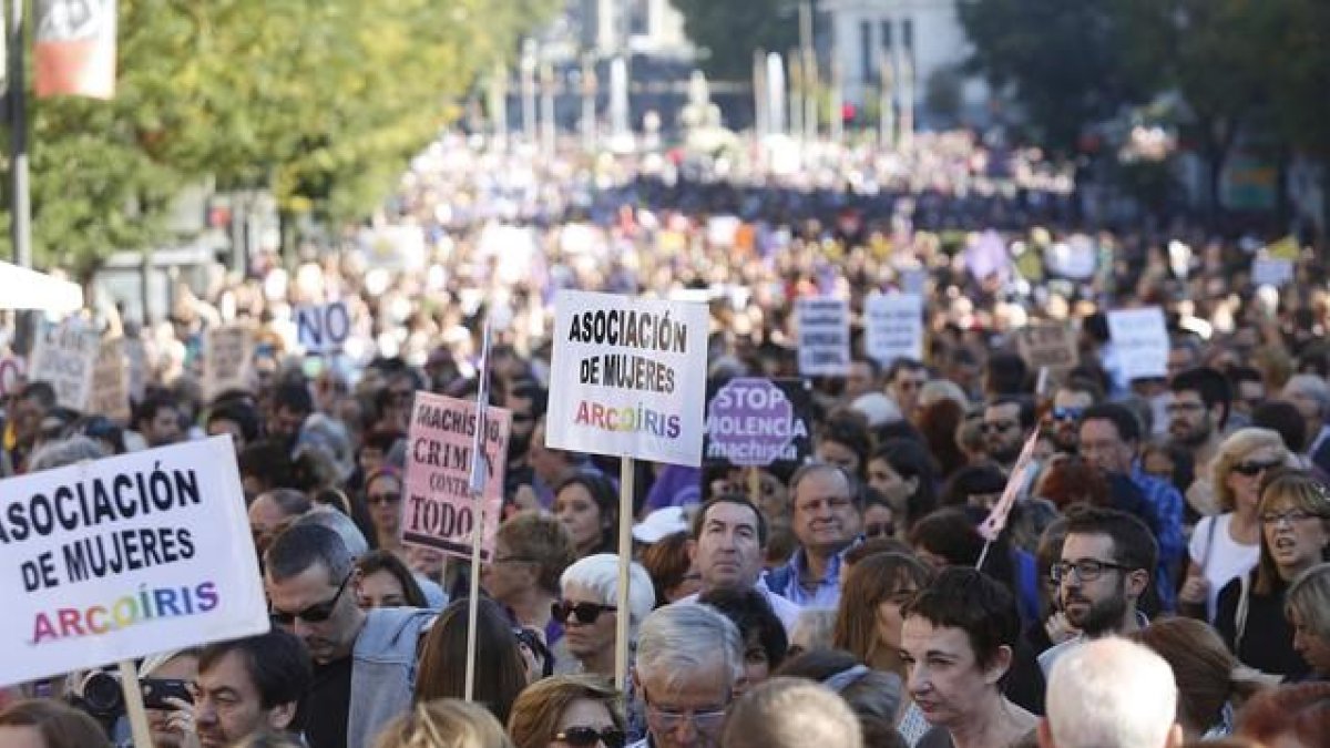 Miles de personas participan en una marcha contra la violencia machista.
