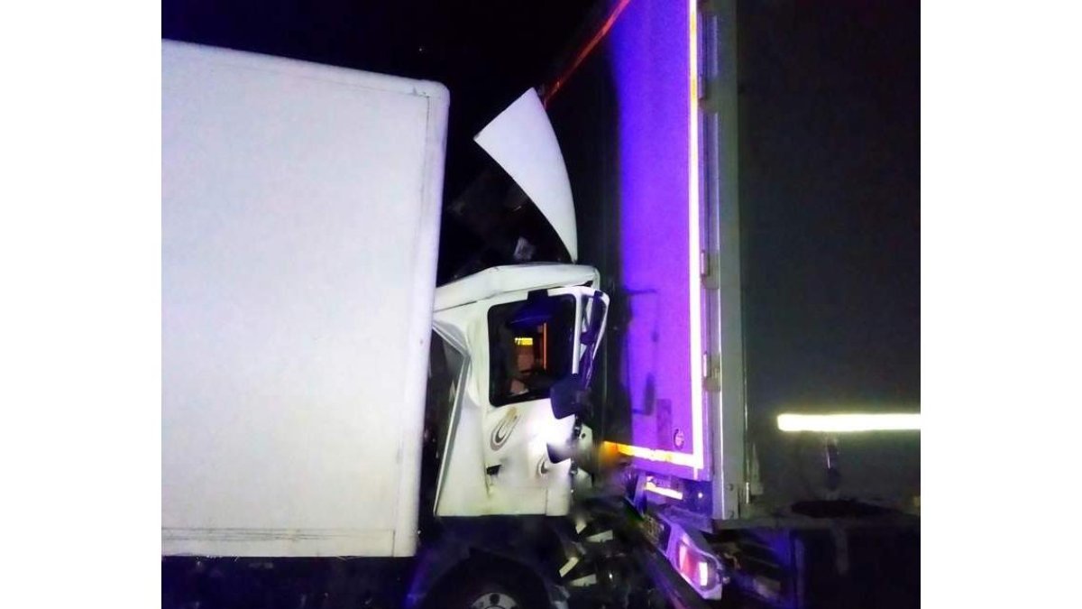 El camión se empotró contra el tráiles. BOMBEROS DE PONFERRADA